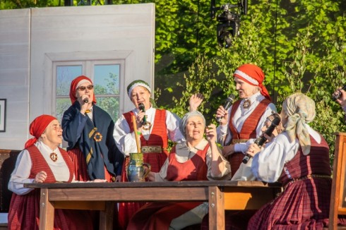 Lustīgi Līgo svētki Reņķa dārzā kopā ar Ventspils teātri un Brāļiem Rozentāliem