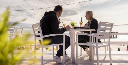 Liepājas restorāni un kafejnīcas aicina baudīt maltīti terasē