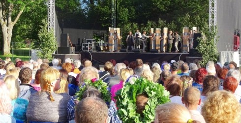 Līgo vakarā joki un kaislības izrādē “Trīnes grēki”