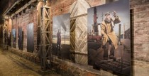 Jāņa ielā atklāta Liepājas pilsētas 2021. gada kalendāra fotoizstāde ar Liepājas teātra aktieriem