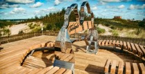 Ventspils pludmalē jauns vides objekts - Latvijas kontūras zīme 