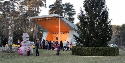 PIRMAJĀ ADVENTES SVĒTDIENĀ SPOŽI IEMIRDZĒSIES ZIEMASSVĒTKU EGLĪTES VENTSPILS BĒRNU PILSĒTIŅĀS