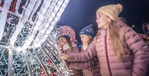 Adventa laikā bērnus priecēs runājoša Liepājas galvenā egle