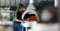 Engurē kafejnīcā Kafff Pizzza top autentiskas itāļu picas malkas krāsnī 