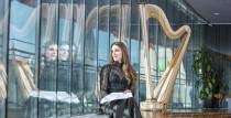 9. maijā Mātes dienai veltītā koncertā iepazīstinās ar valdzinošo mūzikas instrumentu — arfu