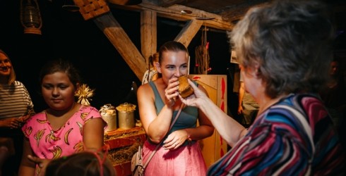 Liepājā atklāta Baltijā pirmā ekskursija īpaši vājredzīgiem un neredzīgiem cilvēkiem