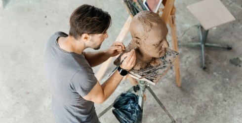 Aizvadītajā nedēļas nogalē savu trešo sezonu atklāja Karostas ūdenstorņa mākslinieku rezidence, kas apmeklētājus aicina ielūkoties atvērtajās darbnīcās, kur šogad strādā gleznotāji Reinis Liepa un Veronika Frolova, kā arī tēlnieks Egons Peršēvics.