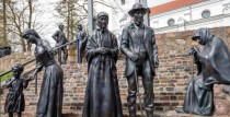Saldū apskatāmi septiņi J. Rozentāla gleznas “Pēc dievkalpojuma” tēlu atveidojumi bronzā