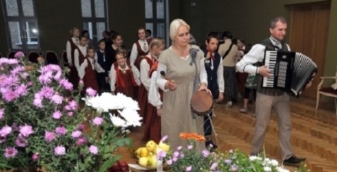 DZĪVESZIŅĀ UN DANČOS – MIĶEĻDIENAS TRADĪCIJAS
