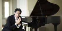 Liepājas Simfoniskais orķestris kopā ar pianistu Kasparu Uinsku
