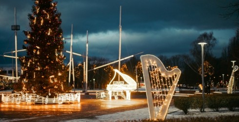 The orchestra of shining musical instruments in Ventspils' big square is complemented by a new "Christmas Piano"