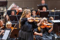 Ar dzirkstošu svētku mūziku Liepājas Simfoniskais orķestris aicina uz Vecgada koncertu 