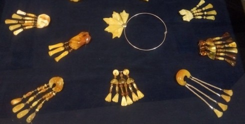 Tautas lietišķās mākslas studija “Zītars” aicina uz dzintara rotu izstādi “Saule, jūra, dzintars”