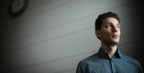 Pirmajā Adventē “Lielajā dzintarā” spēlēs izcilais pianists Reinis Zariņš