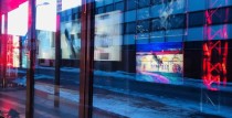 Ventspils Teātra namā “Jūras vārti” logos eksponēti mākslas darbi no Marka Rotko centra kolekcijas