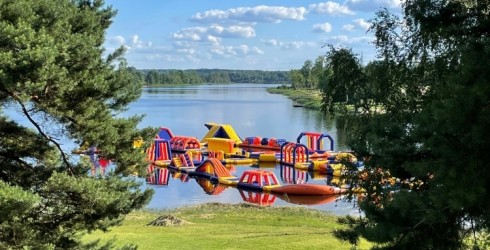 Brocēnos atvērts Kurzemē lielākais ūdens piepūšamo atrakciju parks