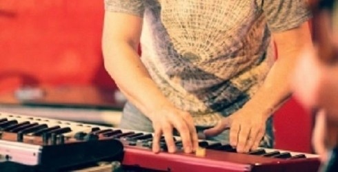VENTSPILĪ NOTIKS 10. MŪSDIENU RITMA MŪZIKAS FESTIVĀLS UN MEISTARKLASES “VENTSPILS GROOVE 2015”