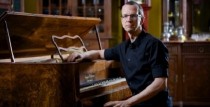 PIANISTS ŽVIKOVS AICINA UZ DŽONA KEIDŽA MŪZIKAS KONCERTU