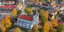 Saldus Sv. Jāņa ev. lut. baznīca un O. Kalpaka laukums